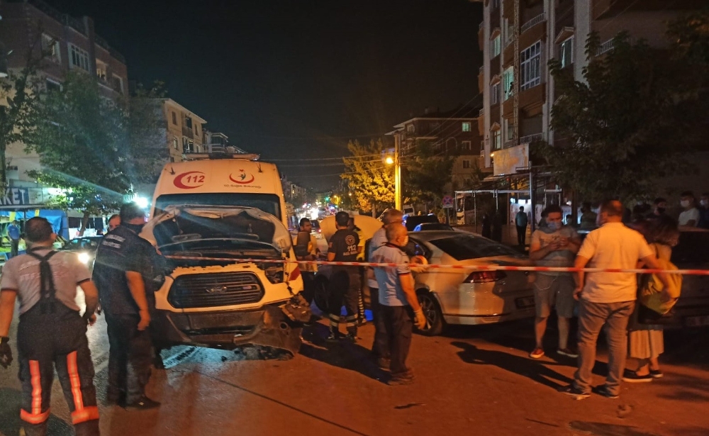 Başkent’te ambulans kaza yaptı: 3 sağlık çalışanı yaralı