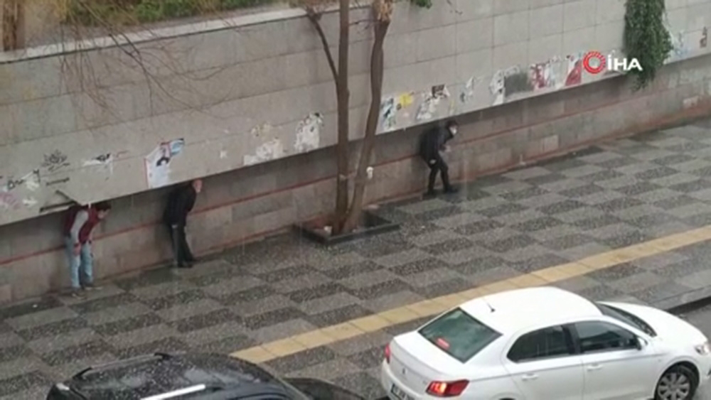 Başkent’te aniden bastıran dolu şehri etkisi altına aldı