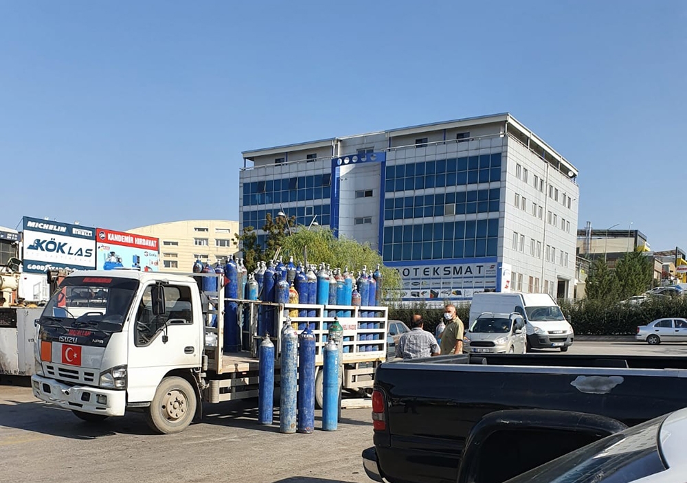 Başkent’te başlıkları kopan oksijen tüpleri dükkanlara fırladı: 1 yaralı