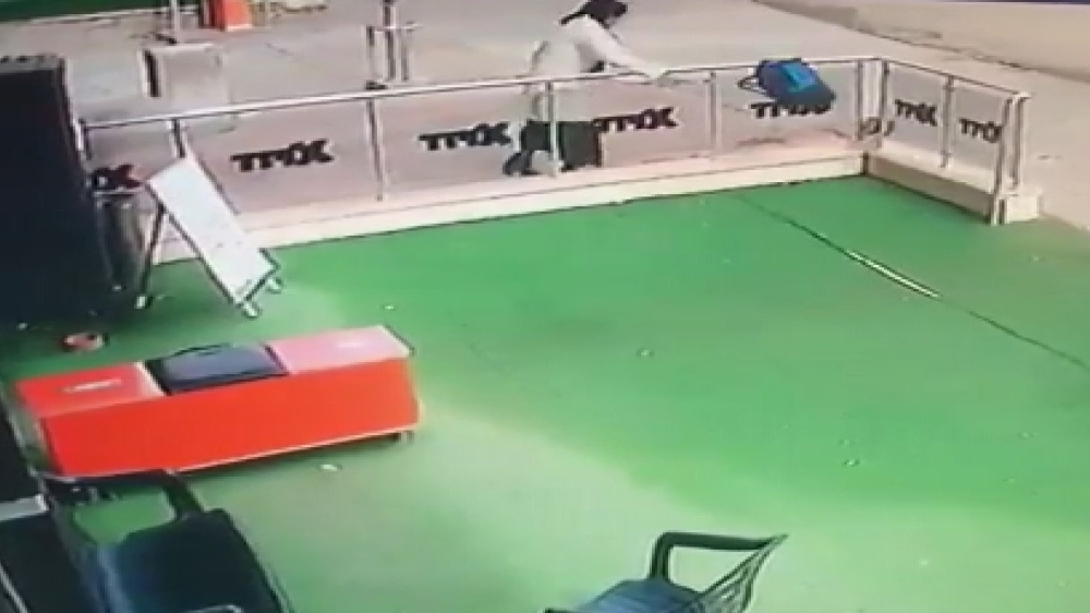 Başkent’te bir kadın hamile kediye önce vurdu sonra da elindeki çantayı fırlattı
