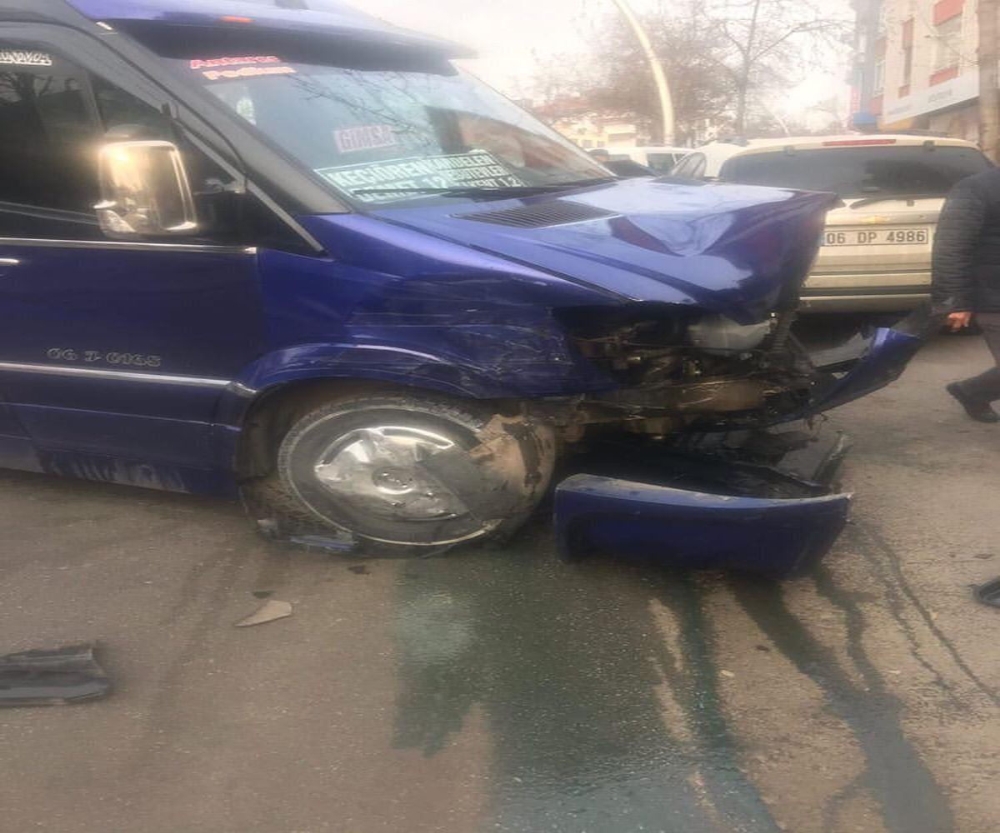 Başkent’te dolmuş araçlara çarptı: 7 yaralı