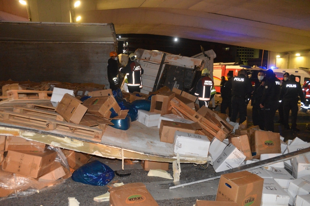 Başkent’te freni boşalan TIR devrildi: 1 ölü