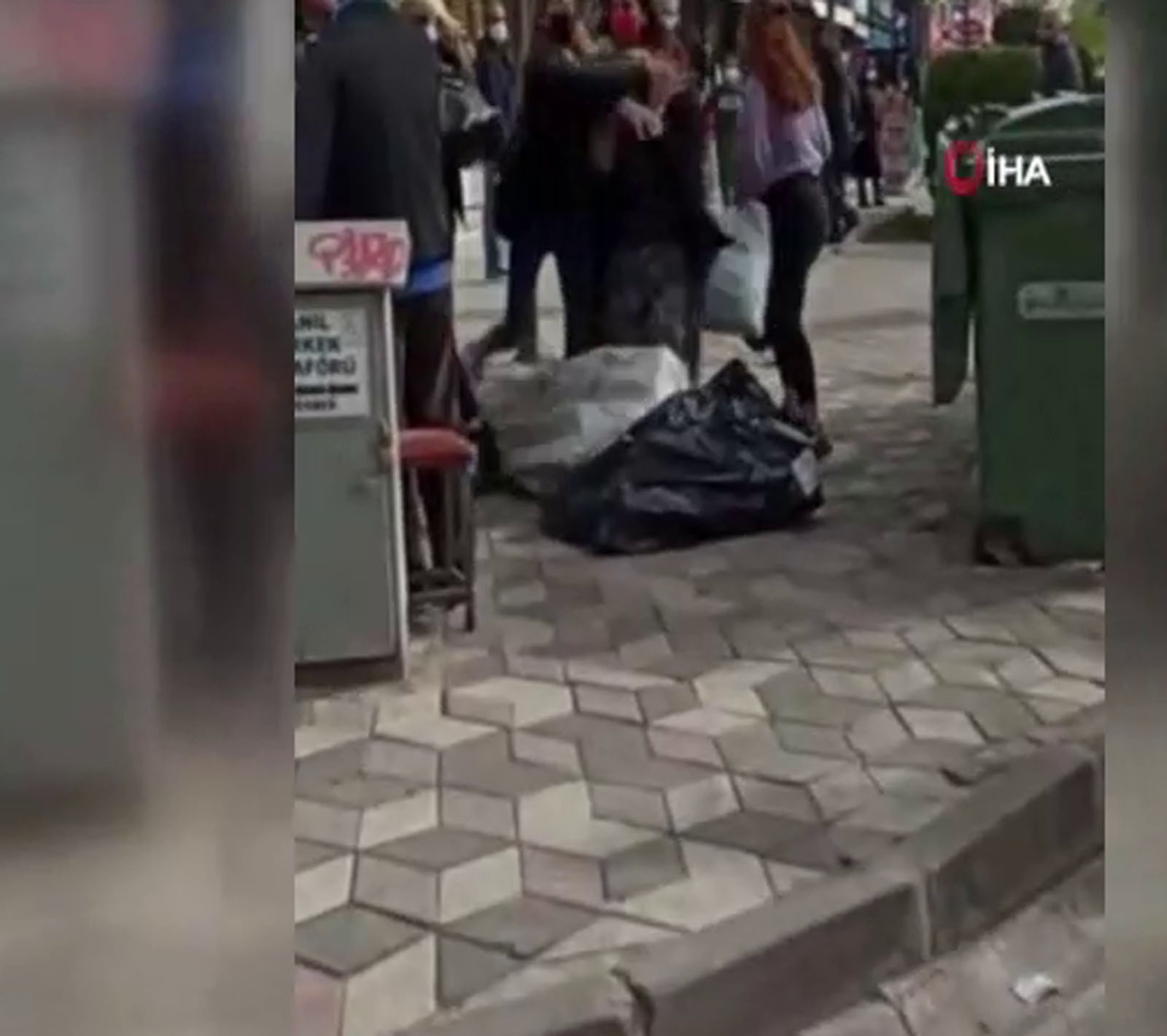 Başkent’te kadınların kavgasını onlarca erkek ayıramadı