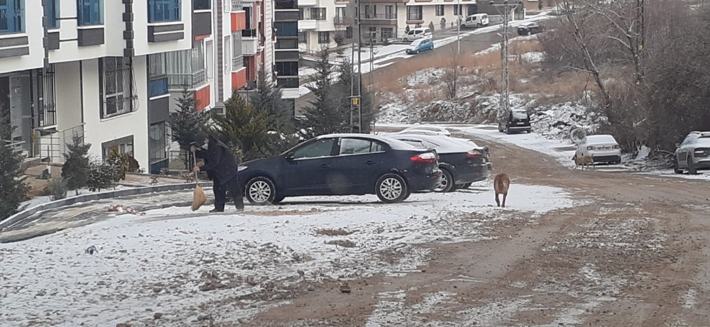 Başkent’te kar yağışı sürücülere zor anlar yaşattı
