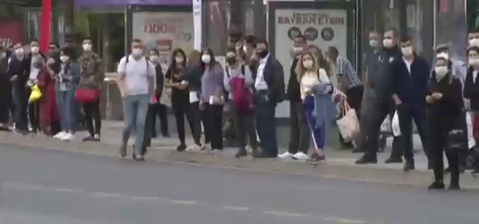 Başkent’te kısıtlamanın ilk gününde otobüs duraklarında yoğunluk yaşandı