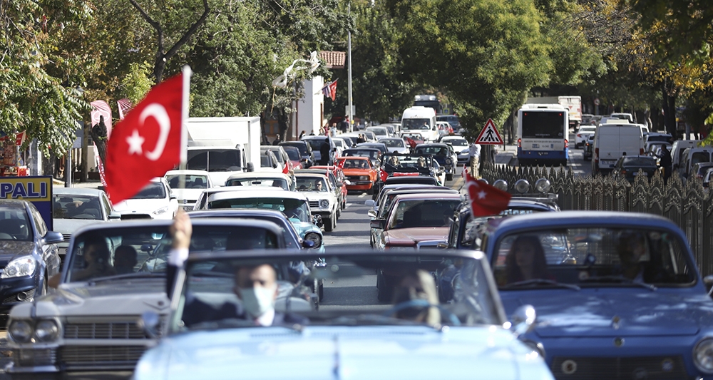 Başkent’te klasik otomobillerden “Cumhuriyet Bayramı” konvoyu