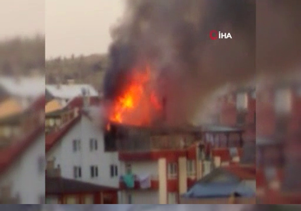 Başkentte Korkutan Çatı Yangını