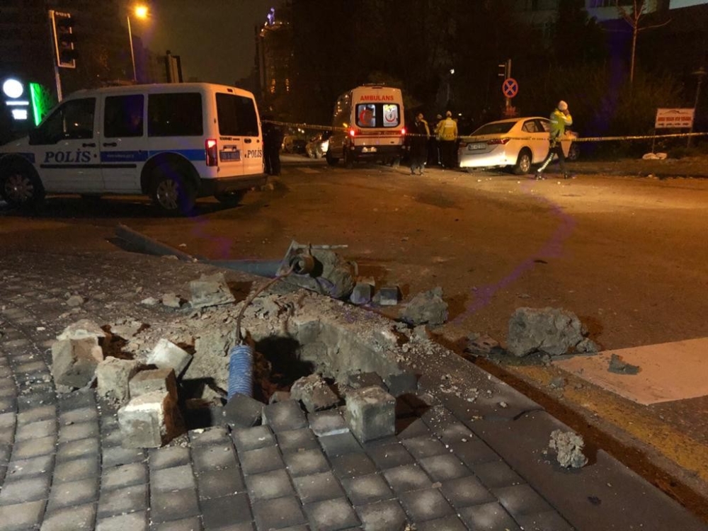 Başkentte Otomobil Polis Aracına Çarptı: 2Si Polis 3 Yaralı