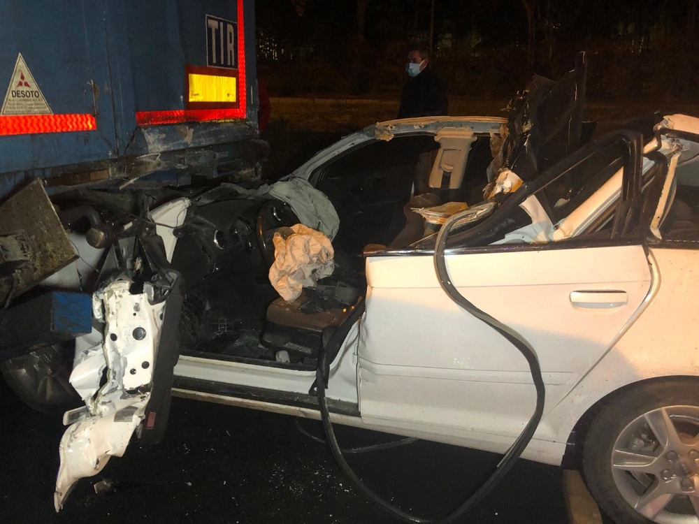 Başkent’te otomobil tıra arkadan çarptı: 2 yaralı