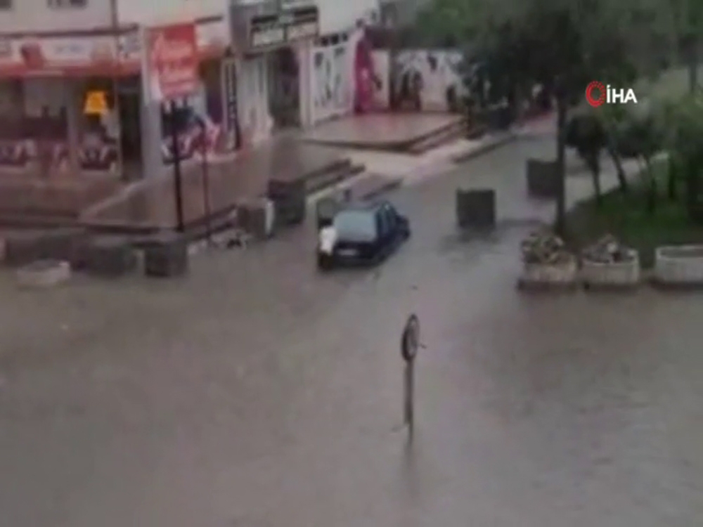 Başkent’te otomobiller sel suları içinde kaldı