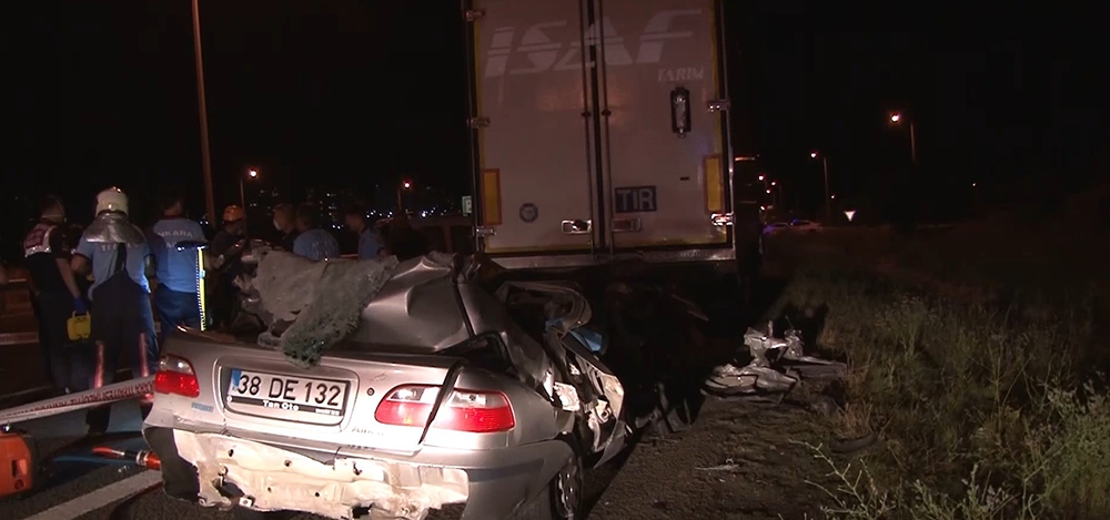 Başkent’te park halindeki tıra otomobil çarptı: 1 ölü