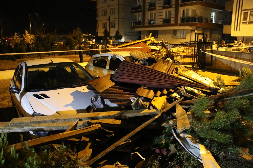 Başkent’te şiddetli fırtına binaların çatısını uçurdu