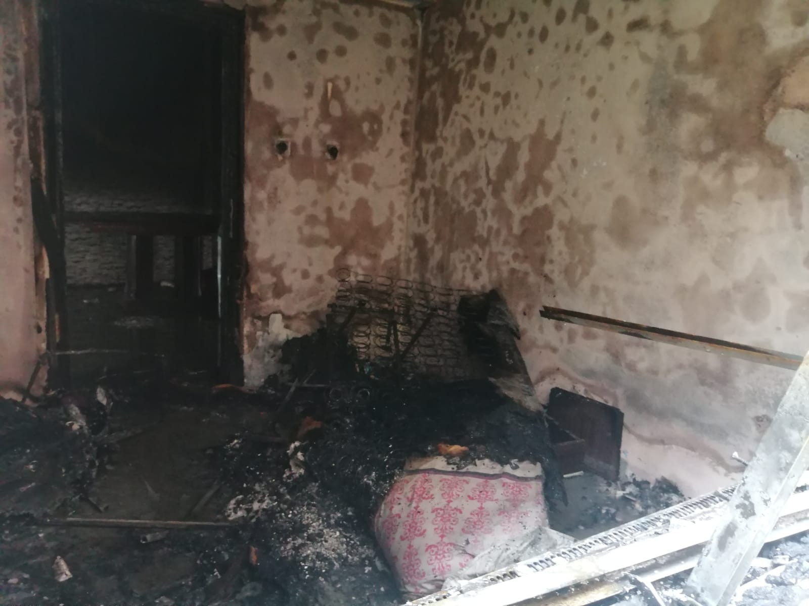 Başkentte sinir krizi geçiren bir kişi evini yakıp bileklerini kesti