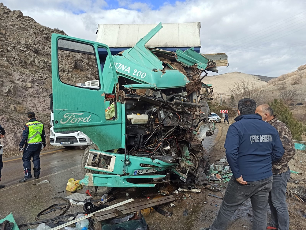Başkent’te tır ile çöp kamyonu çarpıştı: 6 yaralı
