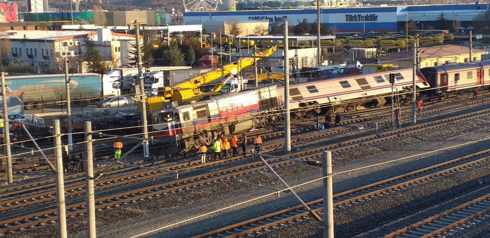 Başkentte Tren Raydan Çıktı