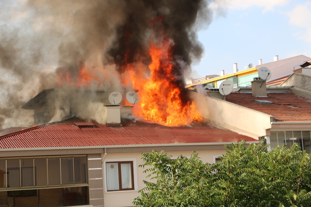 Başkent’te yangın sırasında patlayan tüp aracın üzerine düştü