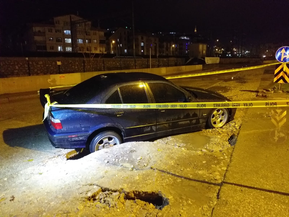 Başkentte Yol Çöktü, Araç İçine Düştü