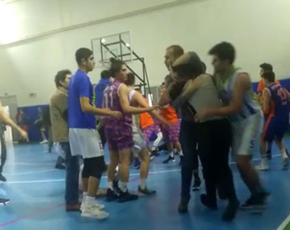 Basketbol maçında hakemlere tekmeli yumruklu saldırı kamerada