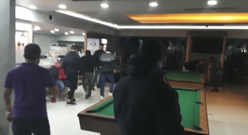 Baskın yiyen gençlerden “şalterli” kaçış