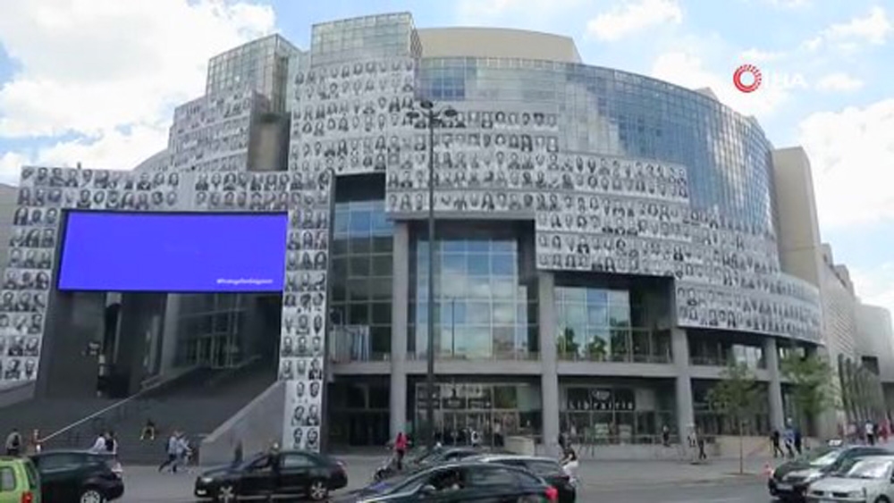 Bastille Opera Binası salgınla mücadele eden sağlıkçıların portresiyle kaplandı