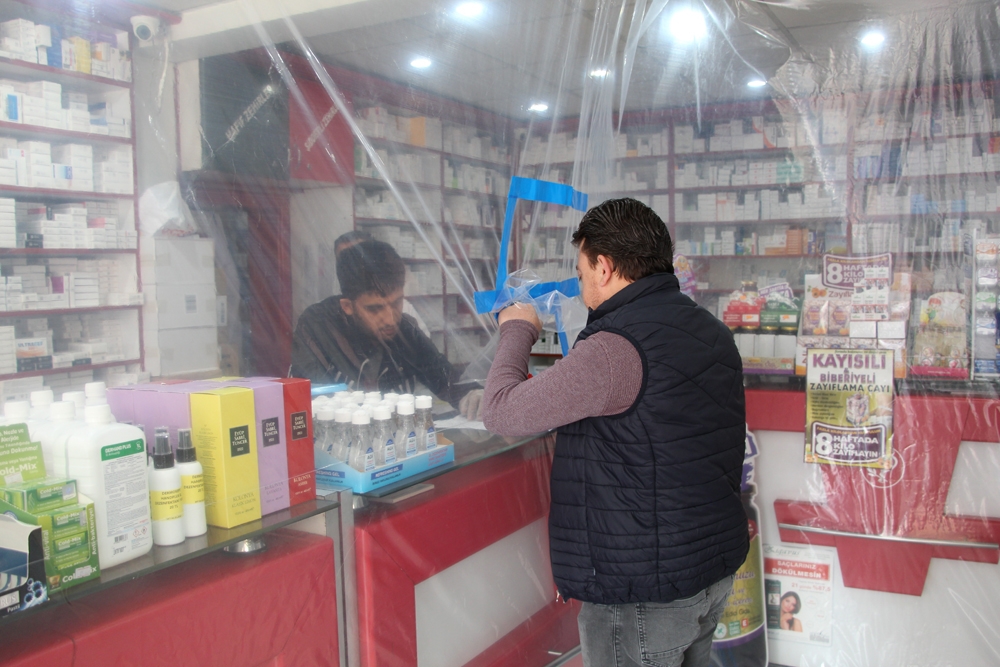 Batman’daki eczaneden Korona virüse karşı naylonlu önlem
