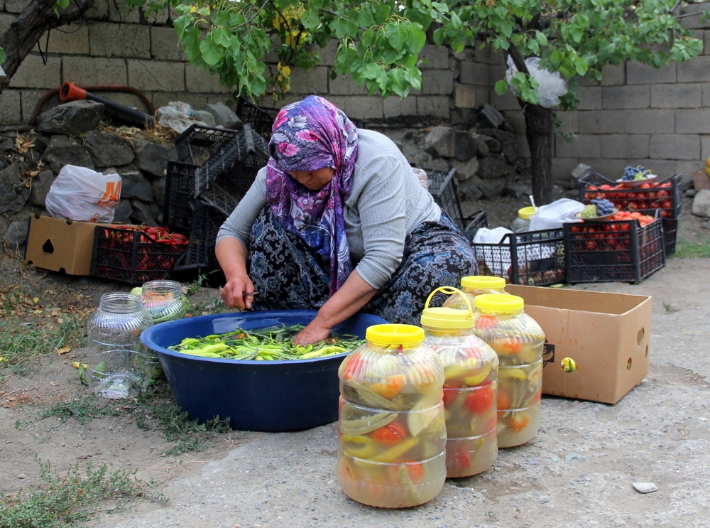 Bayburt’ta kadınların turşu mesaisi başladı