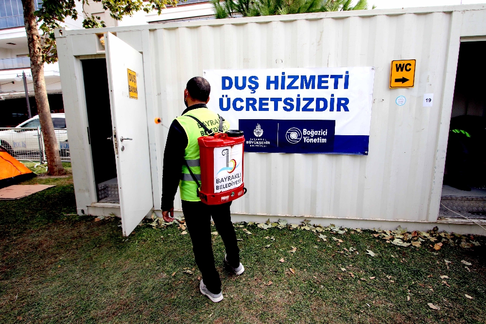 Bayraklı Belediyesi çadırları dezenfekte ediyor