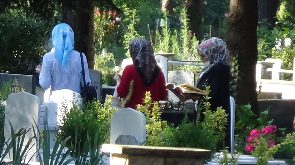 Bayram öncesi mezarlıklar doldu taştı