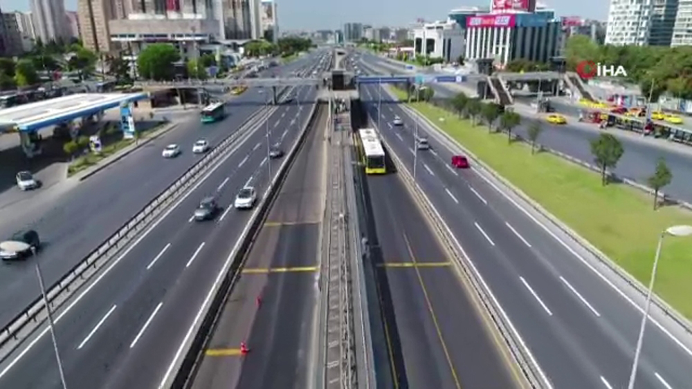 Bayramın ikinci gününde boş kalan yollar havadan görüntülendi