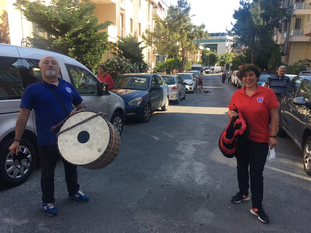 Bayramın ilk günü Maltepe sokakları tulum ve davul sesiyle şenlendi