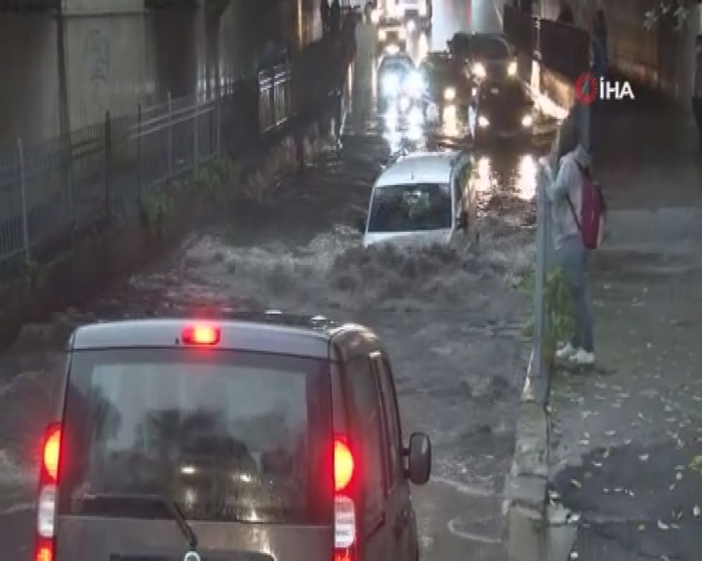 Bayrampaşa Alt Geçidini su bastı