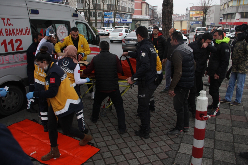 Bayrampaşa’da alacak verecek davasında kan aktı: 3 yaralı