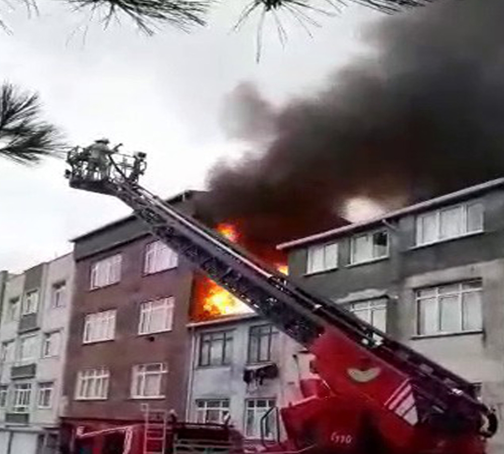 Bayrampaşa’da çatı yangını