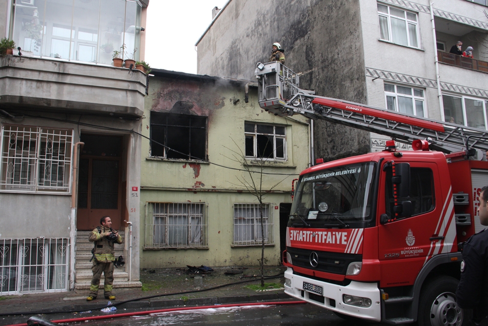 Bayrampaşa’da gecekondu alev alev yandı
