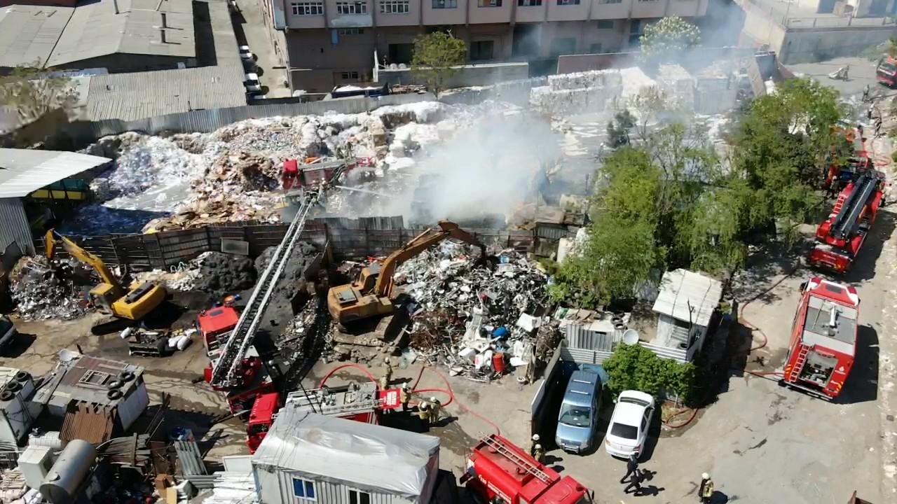 Bayrampaşa’da kağıt deposunda yangın