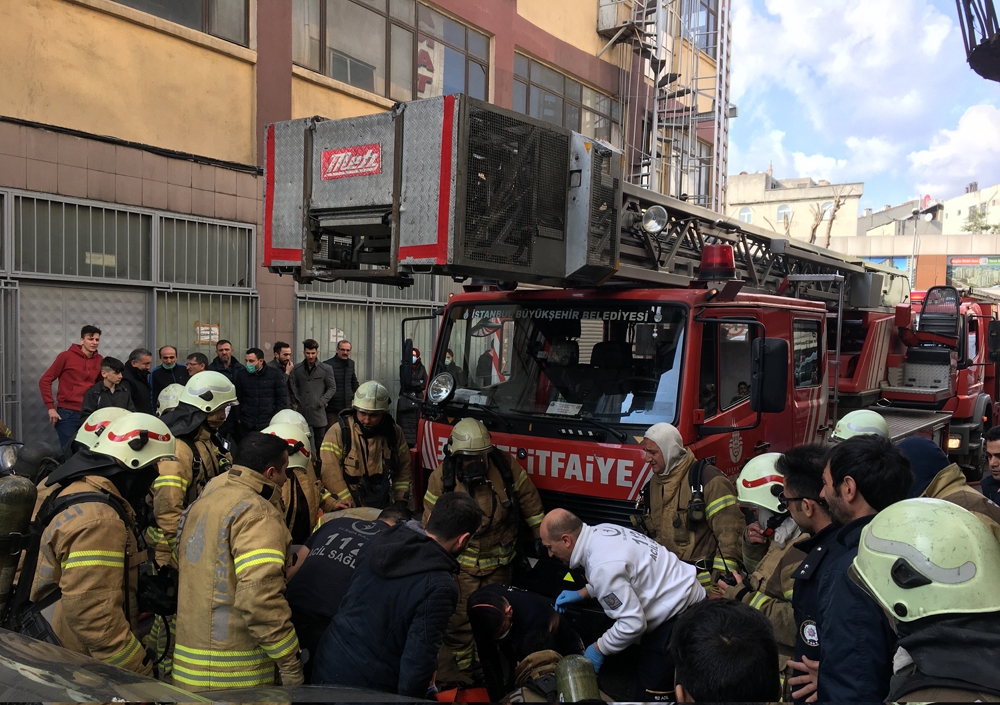Bayrampaşa’da plastik ürünlerin olduğu depoda yangın