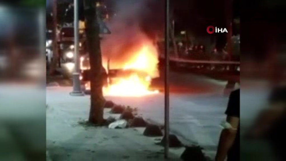 Bayrampaşa’da seyir halindeki kamyonet alev aldı