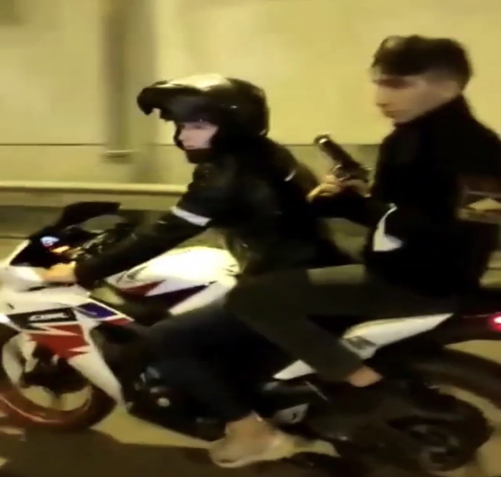 Bayrampaşa’da trafikte motosikletle seyrederken havaya ateş açan iki şahıs yakalandı