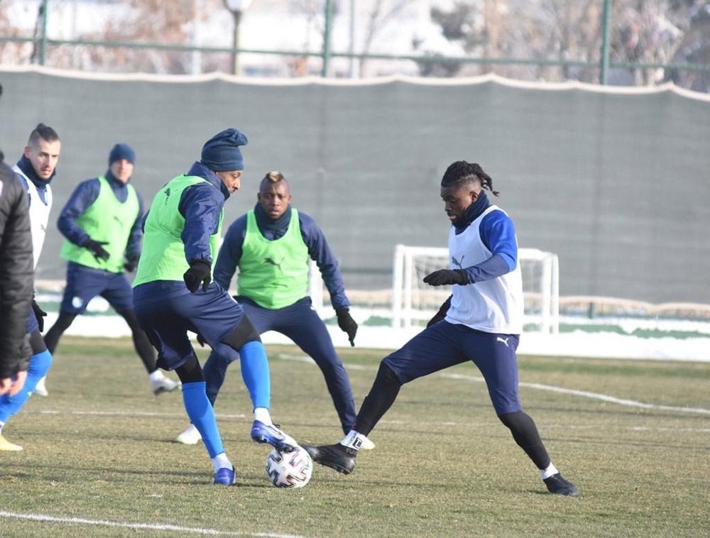 BB Erzurumspor Mesut Bakkal yönetiminde ilk antrenmanına çıktı