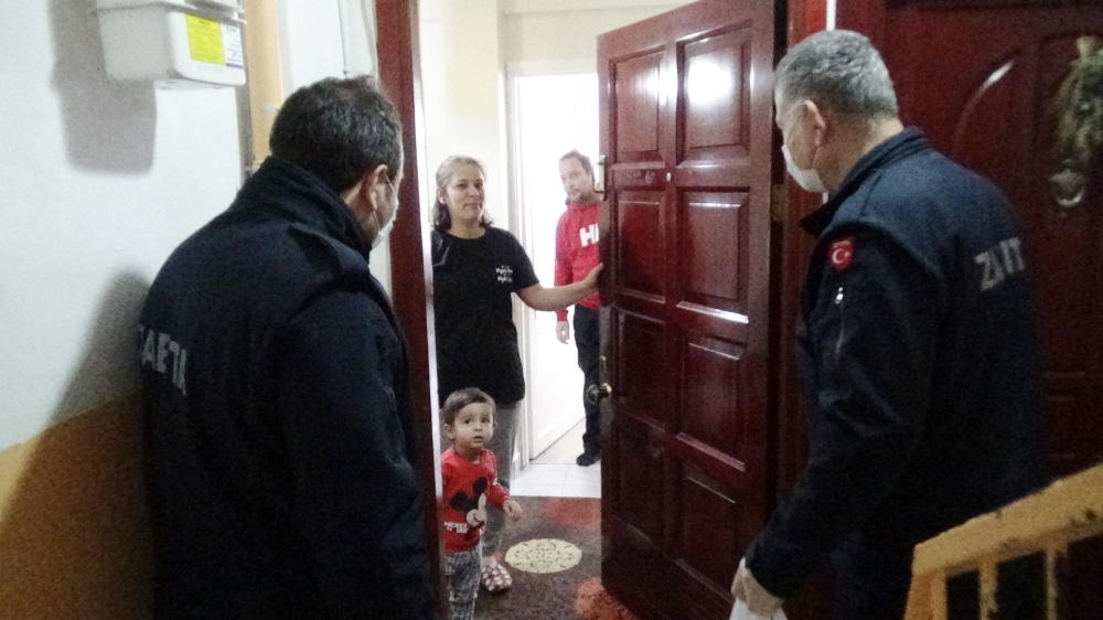 Bebeğine süt bulamayan kadının yardımına zabıta koştu