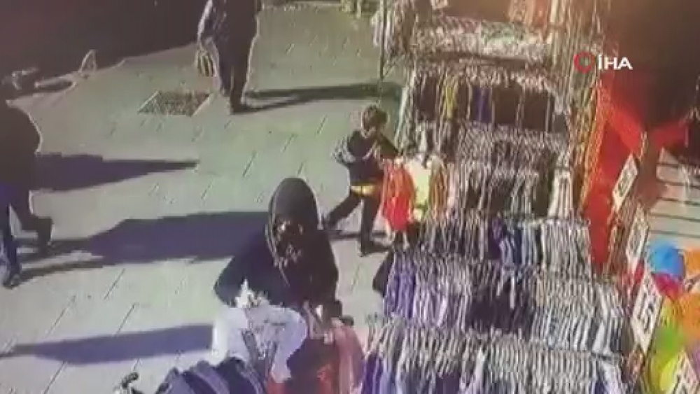 Bebek arabasına kıyafet doldurup çaldı