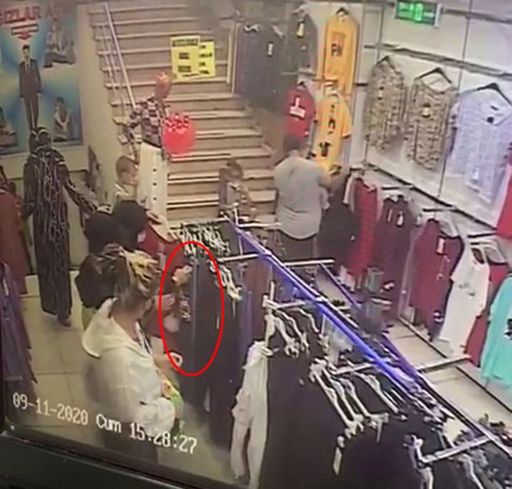 Bebek arabasındaki çantadan hırsızlık kamerada