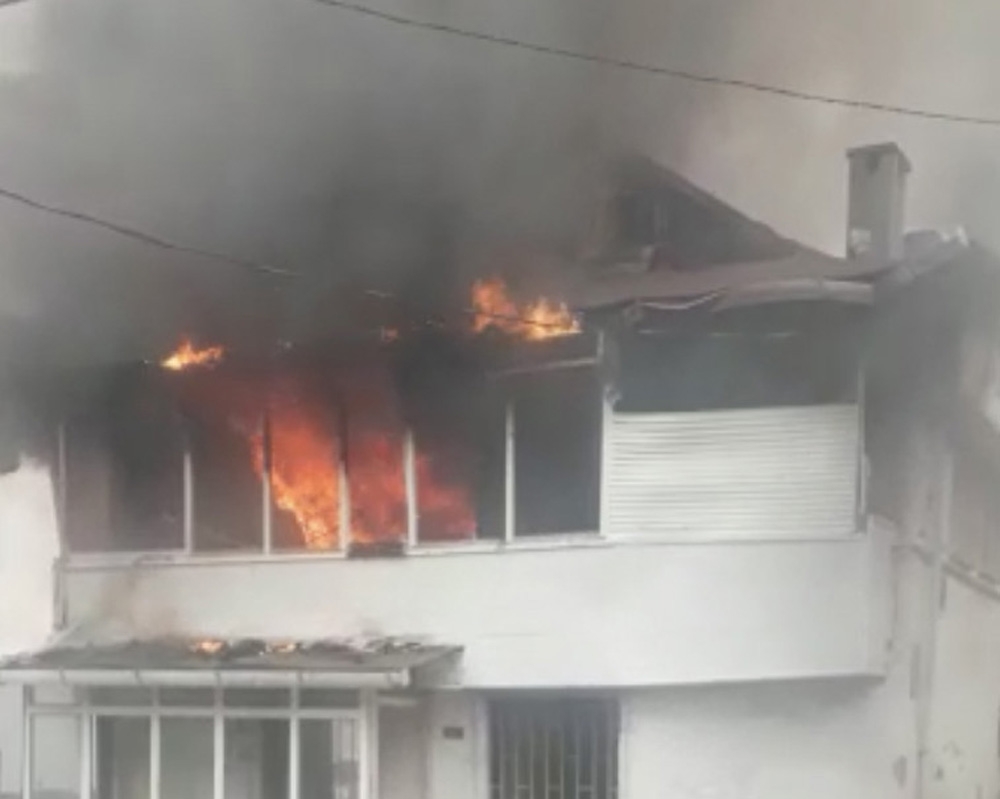 Bebek’te binanın çatısı alev alev yandı