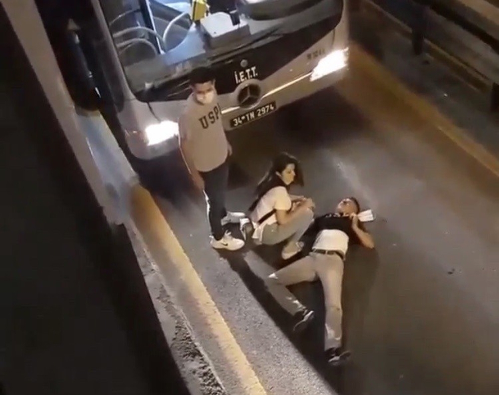 Bekçilerden kaçan şahıs metrobüs yoluna atladı