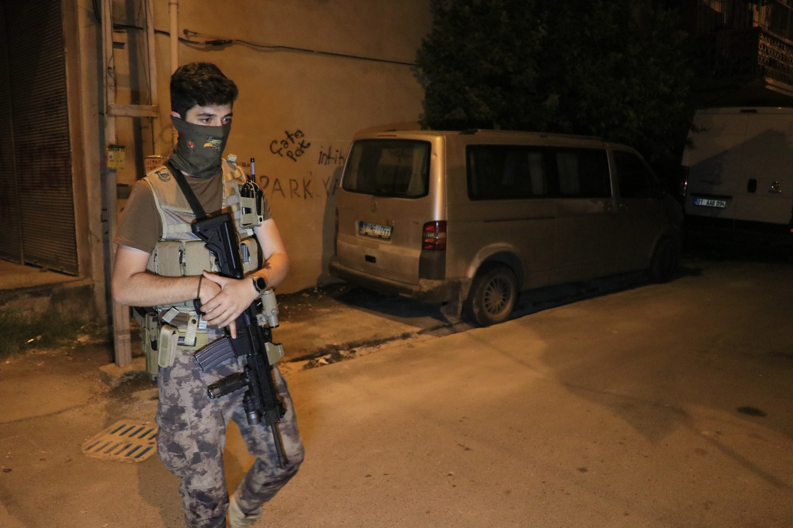 Bekçilere silahlı saldırı düzenleyen 3 kardeşten 2’si kovalamaca sonucu yakalandı