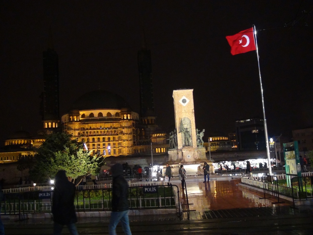 Beklenen kar yağışı Taksim’de etkili olmaya başladı