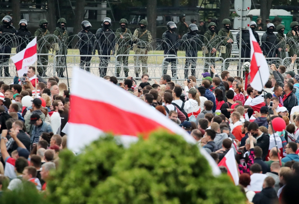 Belarus Devlet Başkanı Lukaşenko, elinde silahla başkanlık konutuna geldi
