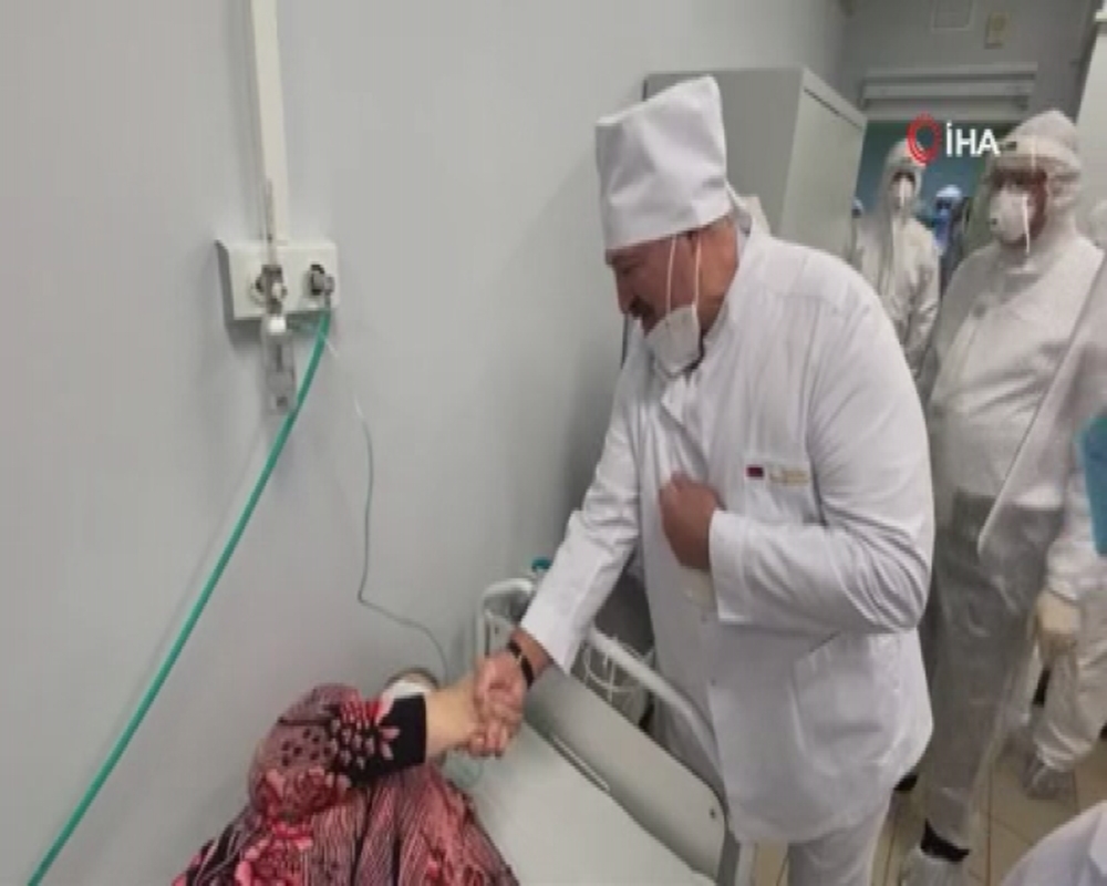 Belarus lideri Lukaşenko, Covid hastasını ziyaretinde maskesini indirdi