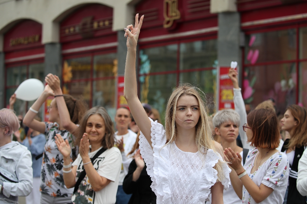 Belarus’ta devam eden protestolarda kadınlar sokaklara indi