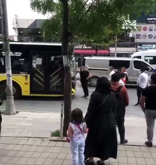 Belediye otobüsü yolcuları almadı, vatandaşlar otobüsün önünü kesti